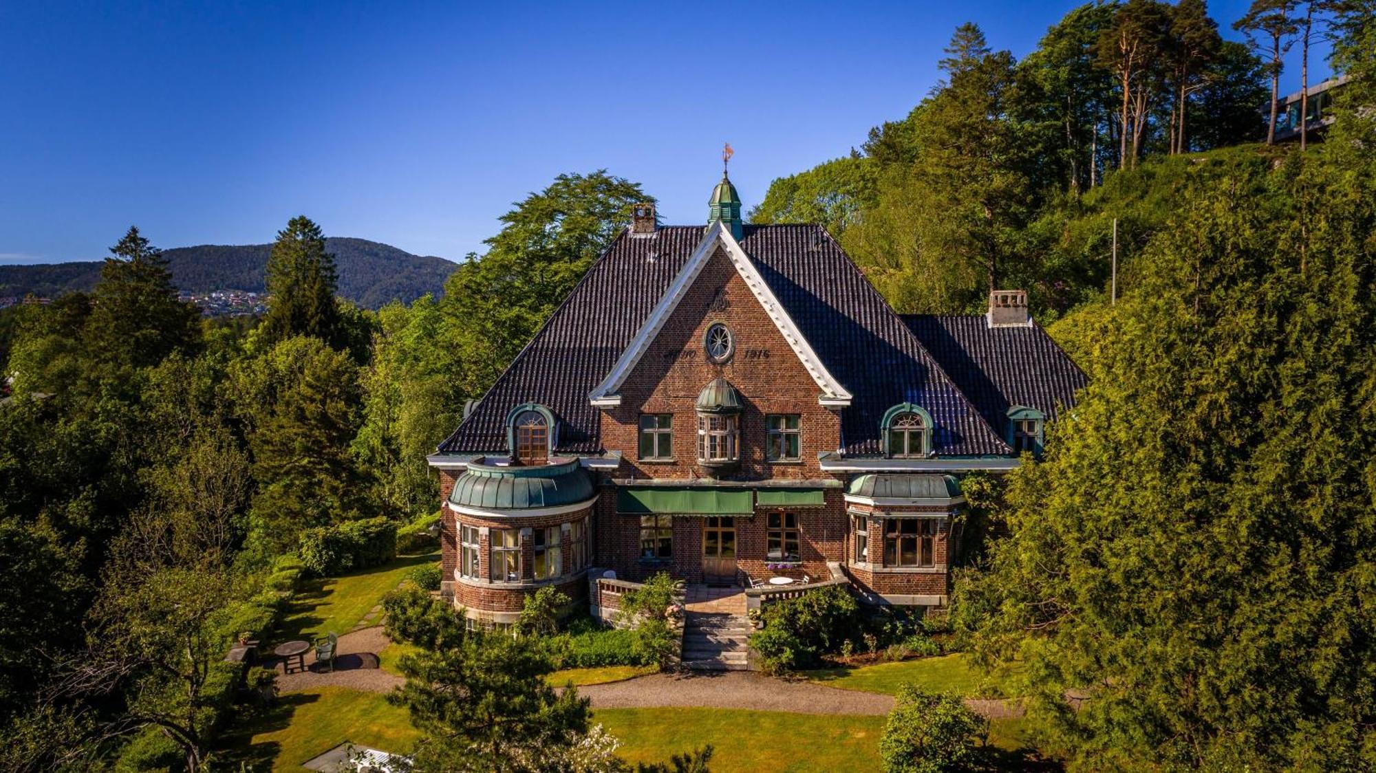Unique Victorian Villa With Private Coastline ベルゲン エクステリア 写真
